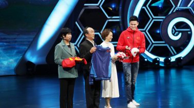 《挑戰(zhàn)不可能》迎來國旗護(hù)衛(wèi)隊，孫楊送出奪冠泳帽