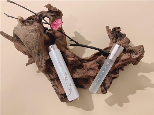 國風香氛品牌棲溪TSICY推出與國際香精巨頭Givaudan（奇華頓）共創(chuàng)的新香型“桃花檀”。