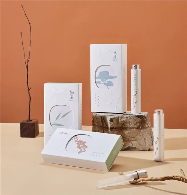 國風香氛品牌棲溪TSICY推出與國際香精巨頭Givaudan（奇華頓）共創(chuàng)的新香型“桃花檀”。