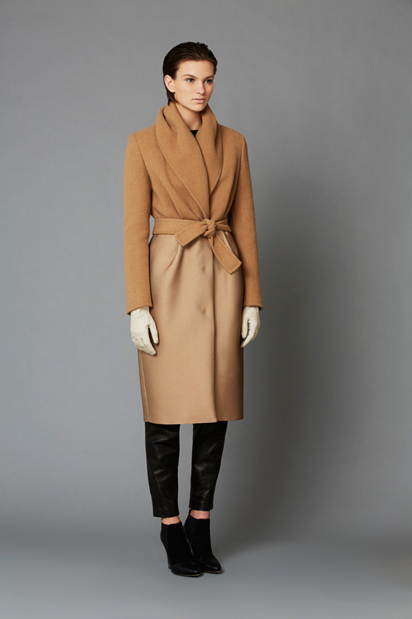 斯嘉麗·約翰遜身著Max Mara高級(jí)定制大衣亮相