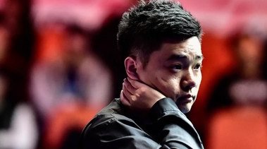 憋悶！丁俊暉用頭猛撞球桌宣泄 又一次3比10慘敗奧沙利文屈居亞軍