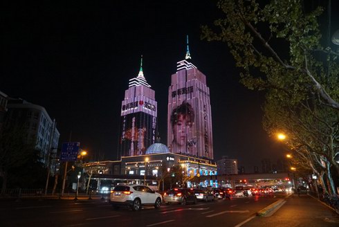 《偶練》決賽夜上海環(huán)球港雙子塔驚現(xiàn)范丞丞盛世美顏，引眾粉絲圍觀