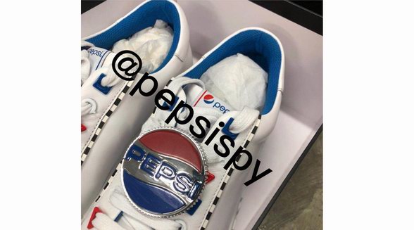 諜照都說丑，發(fā)售搶成狗，百事可樂要出球鞋了？！