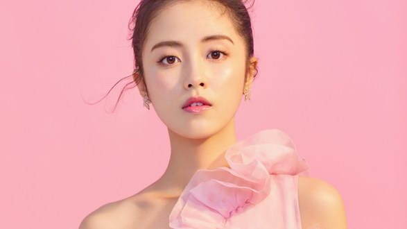 章樂韻粉色櫻花裙寫真: 俏皮丸子頭，香肩微露，更添浪漫風(fēng)情