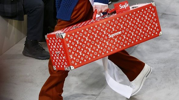 LV x Supreme聯(lián)名行李箱拍出88萬元，愛馬仕鉑金包怎么看？