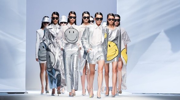 LILY商務(wù)時裝再登SS21上海時裝周開幕秀 領(lǐng)軍之力賦能中國新女性