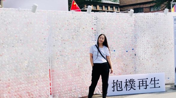 抱樸再生席卷798潮流藝術(shù)市集，攜4600個瓶子打造環(huán)保國潮裝置