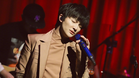 音樂(lè)藝術(shù)家龔琳娜簽訂不假唱協(xié)議，一只專業(yè)話筒對(duì)音樂(lè)人到底有多重要