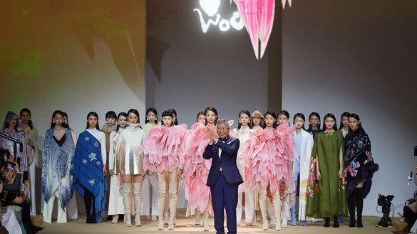 “‘?huà)场鈺r(shí)色”，共憶美好年華 ——嫵WOO 2021秋冬新品亮相上海時(shí)裝周 