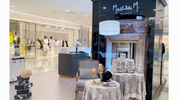 一邊VR, 一邊聞香！瑪?shù)蹱柕翸M凱德虹口商業(yè)中心新店開業(yè)，帶你云游凡爾賽宮！