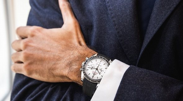 佩戴分享：歐米茄全新超霸專業(yè)月球表白盤款