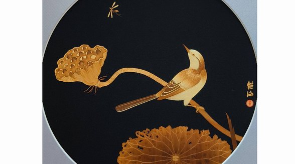 方寸之間承載千年殷商文明，大蘊(yùn)藝術(shù)攜精微麥稈畫(huà)非遺工藝亮相藝術(shù)上海博覽會(huì) 