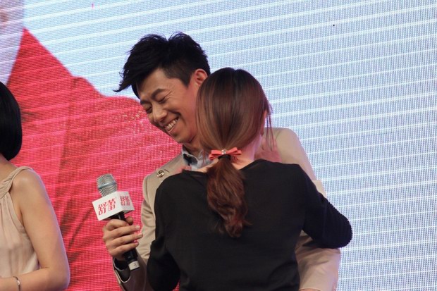 夏雨遭粉絲狂熱擁吻，見(jiàn)嬌妻在側(cè)無(wú)奈尷尬苦笑
