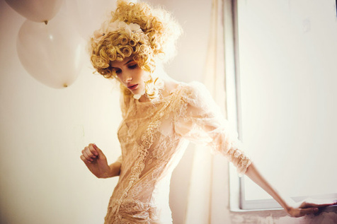 在溫柔澄黃色的氣氛下，模特兒和小熊把畫面塑造成一個(gè)童話國(guó)度，蕾絲、氣球、玩偶、皇冠&hellip;&hellip;都是女生向往的元素