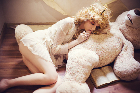 在溫柔澄黃色的氣氛下，模特兒和小熊把畫面塑造成一個(gè)童話國(guó)度，蕾絲、氣球、玩偶、皇冠&hellip;&hellip;都是女生向往的元素